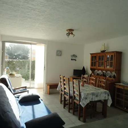 T2 Rdc Avec Cour, Proches Commerces Et Plage, Parking Et Animaux Admis - Fr-1-777-26